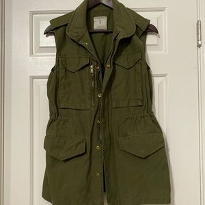 Cargo pocket army green vest